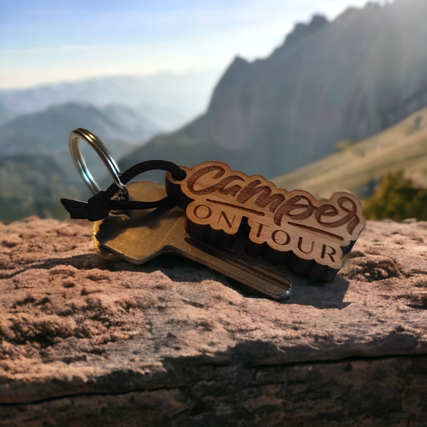 Schlüsselanhänger aus Wallnussholz "camper ON TOUR"