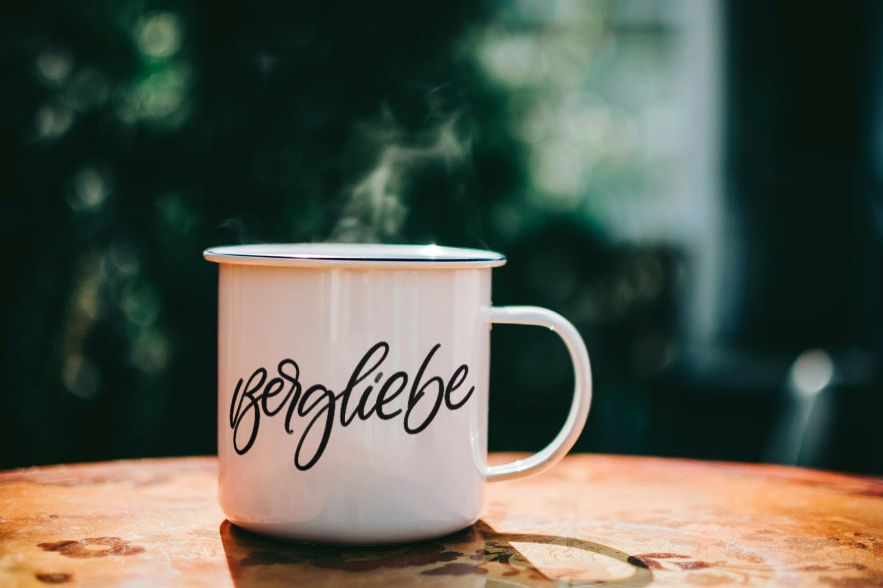 "Bergliebe" personalisiert Emailletasse