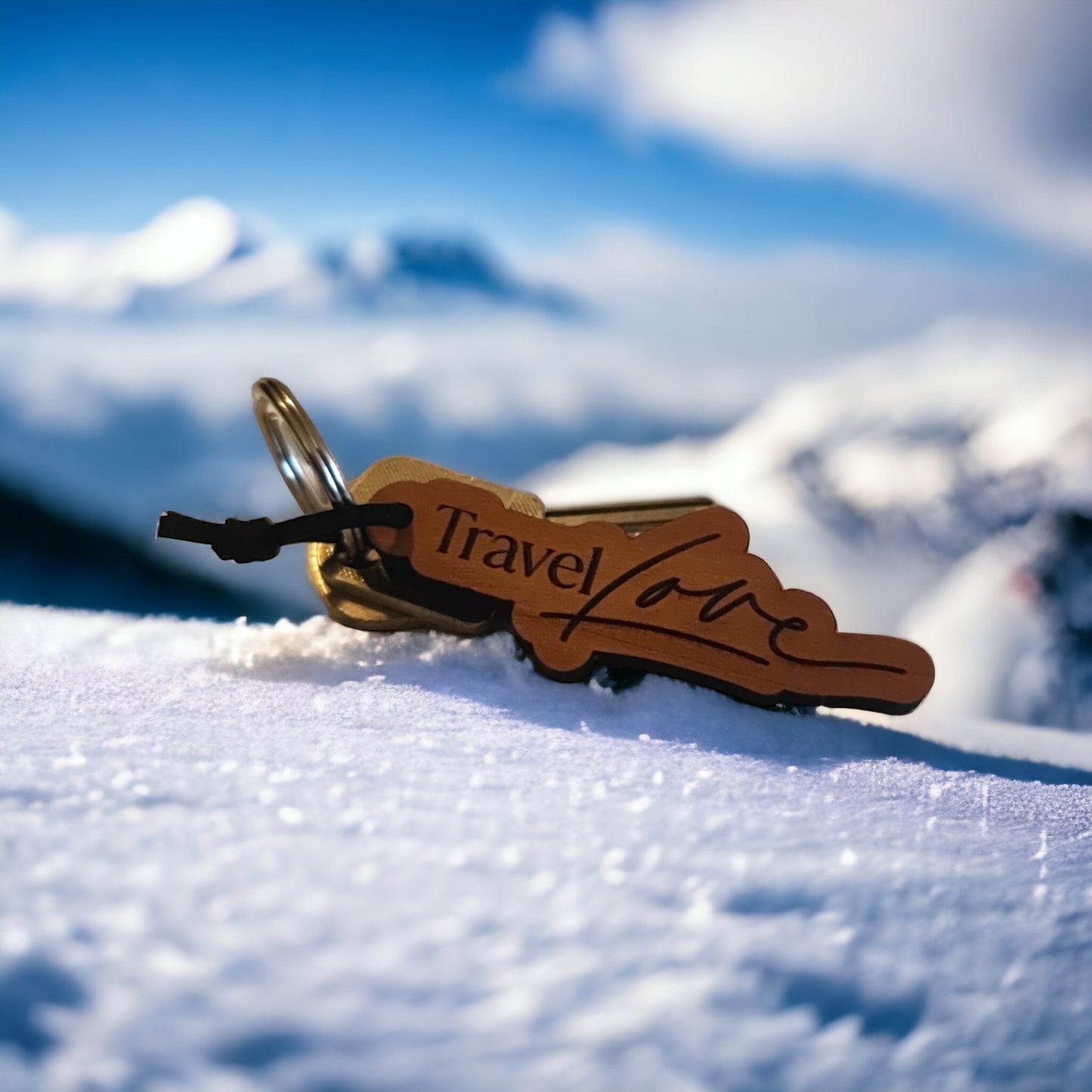 Schlüsselanhänger aus Wallnussholz "Travel love"