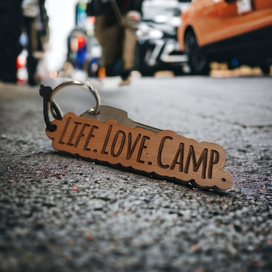 Schlüsselanhänger aus Wallnussholz "LIFE. LOVE. CAMP."