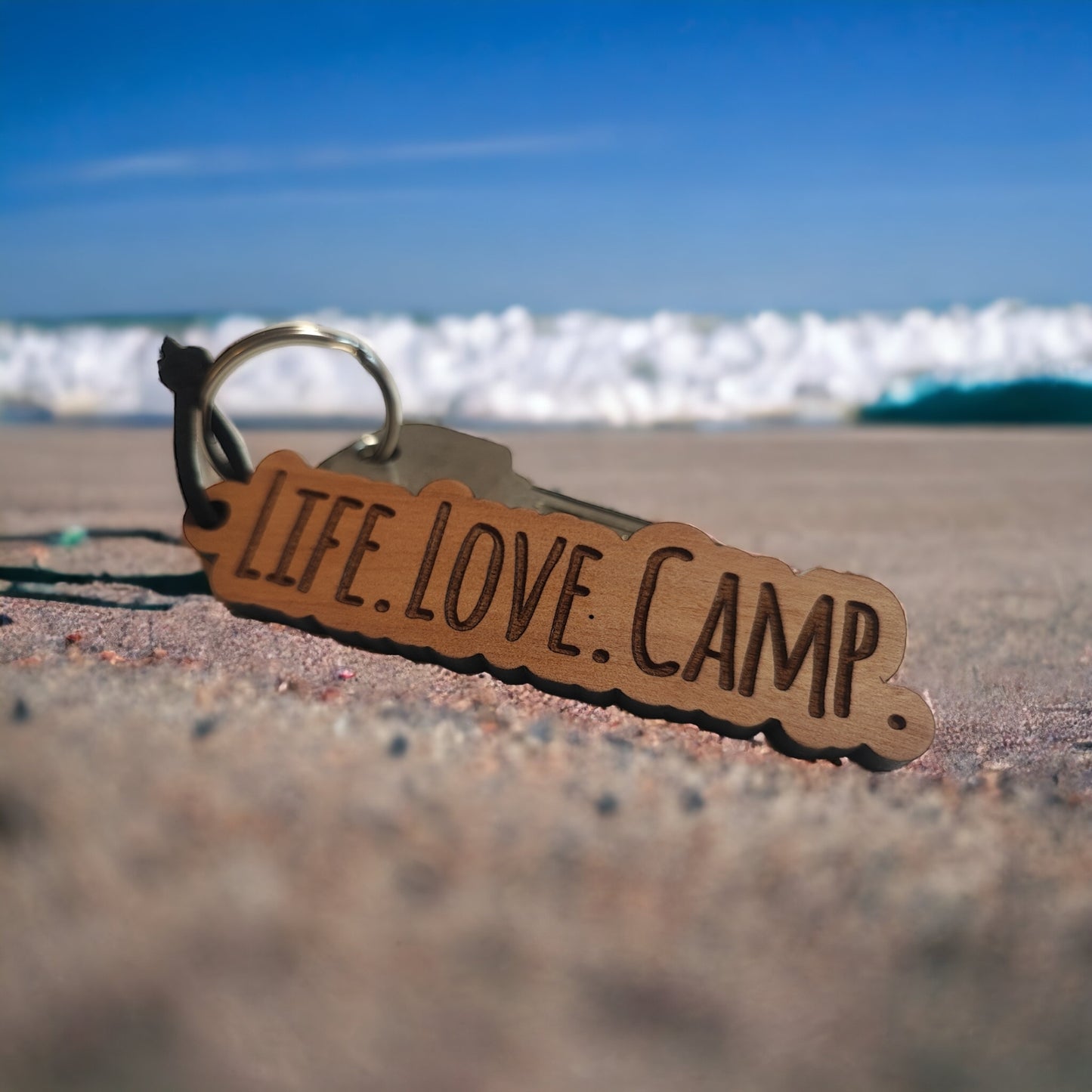 Schlüsselanhänger aus Wallnussholz "LIFE. LOVE. CAMP."