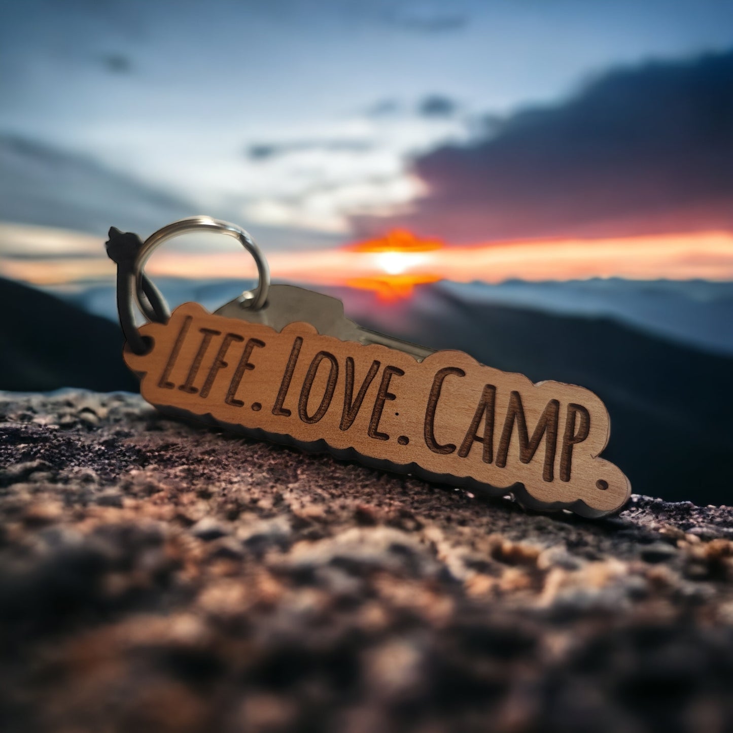 Schlüsselanhänger aus Wallnussholz "LIFE. LOVE. CAMP."